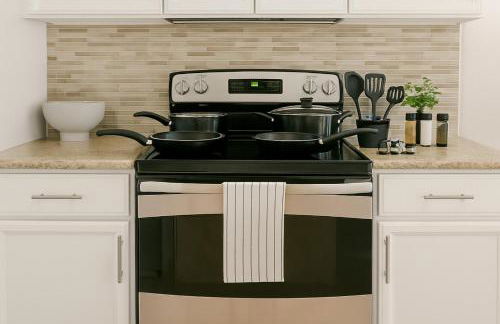 KINGbed resort style pool gym nearTheHeights - Foto 3