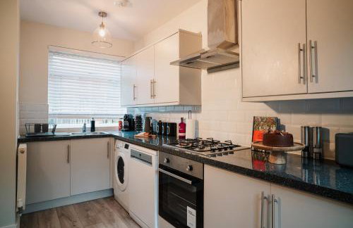 Spacious 4-bed Ample Parking Fast WiFi Contractor Family Friendly - Photo 32