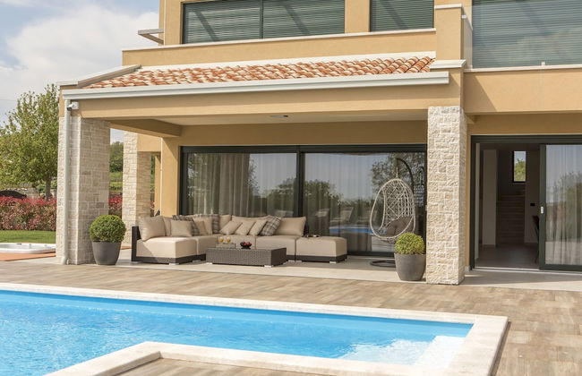 Spacious Villa With Private Pool and Jacuzzi in Porec - Foto 17