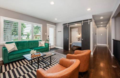 Mid-Mod Marvel Central Game RmWet Bar Patio - Foto 7