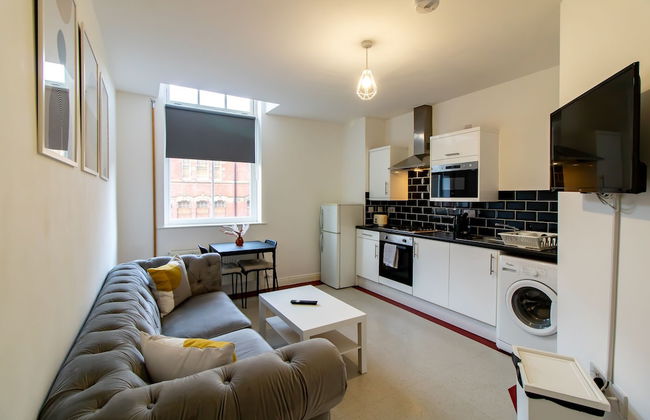 Impeccable 2-bed Apartment in Gateshead - Photo 14