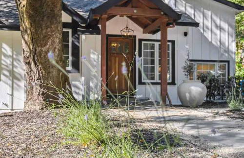 Modern Organic Home with Backyard Creek near State Park - Foto 30