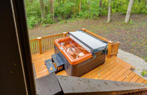 Soak in Hot Tub, Explore Outdoors Cleveland Cabin - Foto 17