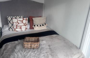 Exclusive, newly built detached garden studio, private and self-contained, within family home grounds - Foto 9