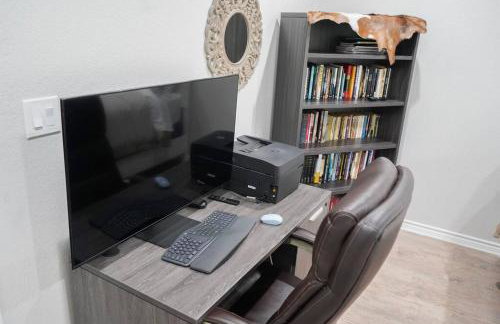 The Haven on Loveless Street with Game Room - Foto 5