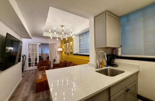 Gold Coast 2BR Suite Near Oak Street - Photo 8