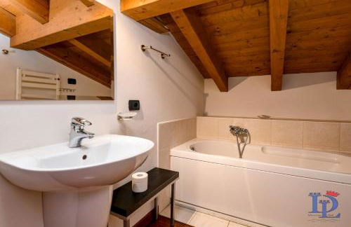 Paradise Lake View in a 5 pools exclusive residence DesenzanoLoft Official Partner Homes & Villas by Marriott Bonvoy - Foto 32