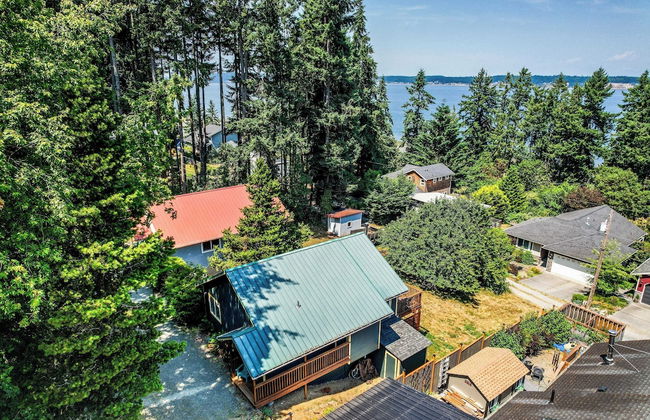 Seaside Getaway by Avantstay Deck w/ Views - Photo 3