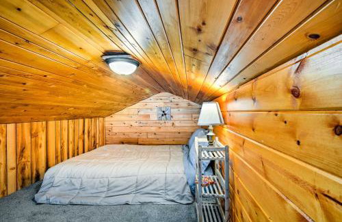 Cozy Manistique Cabin with Deck, Grill and Fire Pit! - Foto 19