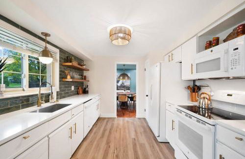 The Sleepy Tiki - game room, tiki lounge, firepit - Foto 13