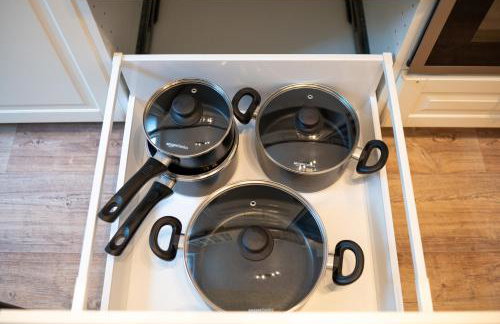 Platz für 8 Pers - C4S Come4Stay Monteure "InnArt" Boxspringbett Einzelbett Töging am Inn, Parkplatz, WLAN, Balkon, Smart TV, voll ausgestatteter Küche, Waschmaschine - Foto 8