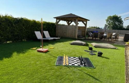 Bungalow with Hot Tub, BBQ Hut, Golf Net , Large Garden & Play Area - Foto 4
