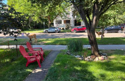 Cozy North End Farmhouse Easy walk to Downtown - Photo 21