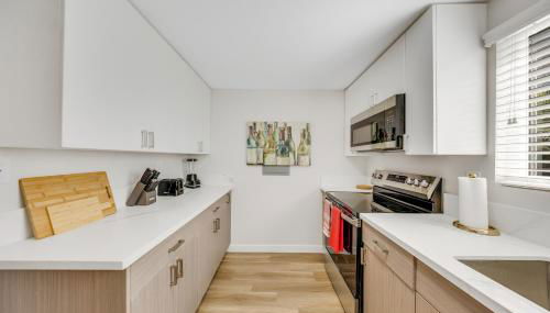 Oneluxstay 3BR Home Near the Beach - Foto 3, stove, toaster