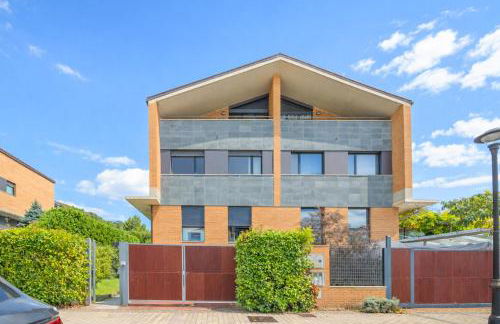 Gran chalet con amplio jardín próximo a Pamplona - Foto 1