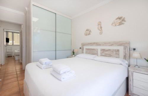 Cozy 2BR Retreat With Big Terrace, Peaceful Stay Minutes Away From the Beach - Foto 21