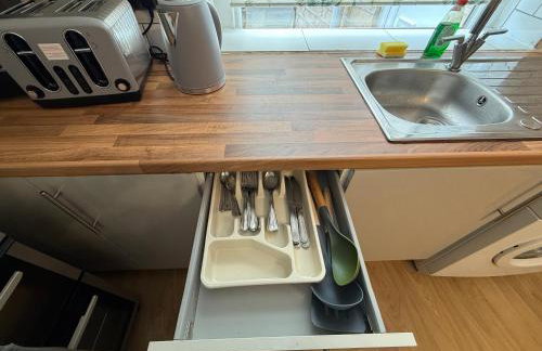 Central 3BR Home - Huddersfield Serviced Accomodation - Walk to Station & Town - Business Travellers - Families - Students - Photo 16