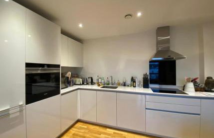 Luxury Two Bed Apartment w Car Parking, by Station - Foto 12