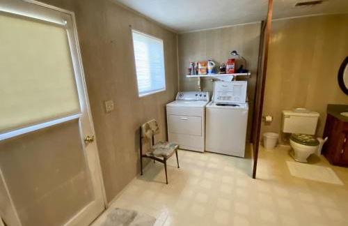 Hollinshead Haven Home with BBQ & Free Wifi - 30 days min home - Photo 13