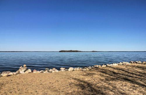 1 Mi to Beach and Lake Breezy Point Cabin with Yard! - Foto 25