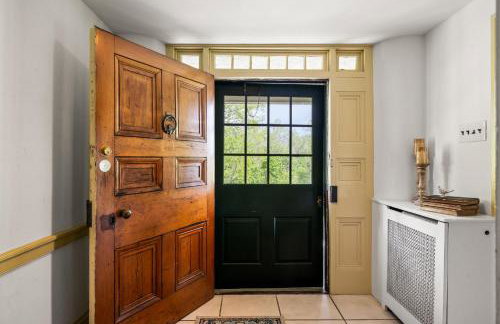 Downingtown Manor - 1900s Farmhouse with Creek Views - Foto 3