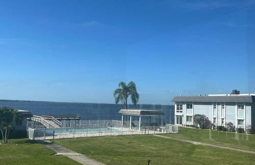 Gorgeous 2 Bedroom Waterfront Condo - Foto 31