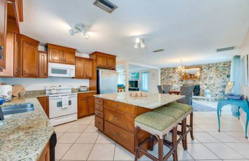 Large pool home and blocks away from the beach - Foto 38