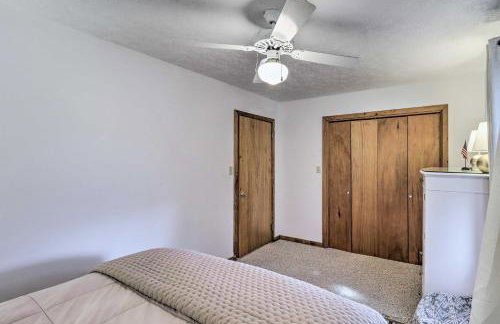 Walk to White River Home with Deck in Flippin! - Foto 16