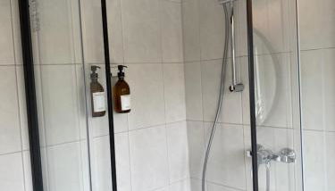 Apartment 1 - Modernes Dachgeschoss-Studio in Duisburg Meiderich, 4,7 km Hbf, U-Bahn 250m, Flughafen Düsseldorf 28 km, Landschaftspark 2,9 km - Foto 5, Shower