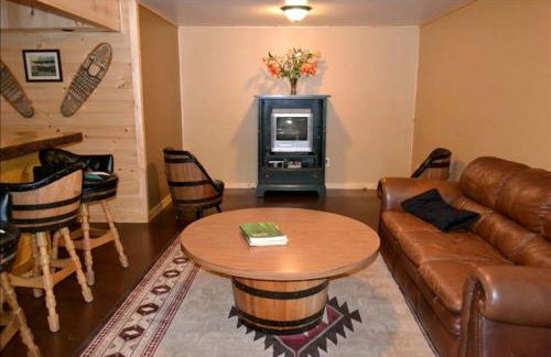 Secluded Log Cabin Nestled in the Woods in Athol, New York - Foto 3