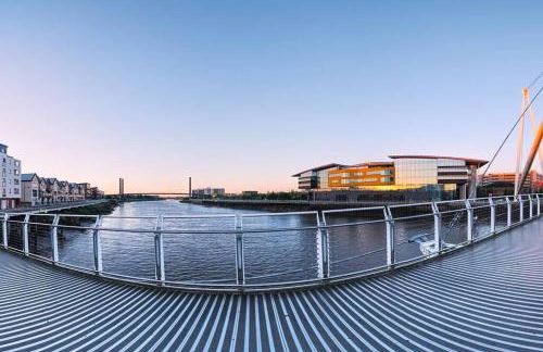 Luxury Riverfront Apartment - Foto 25