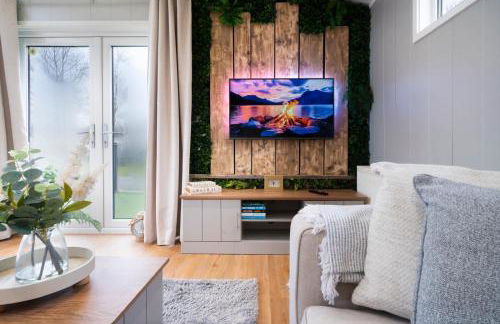 Silverdale Lodge, HotTub, Wi-FI, Quiet & Sleeps 4 - Foto 1