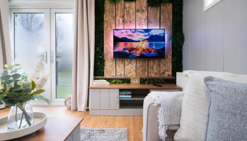 Silverdale Lodge, HotTub, Wi-FI, Quiet & Sleeps 4 - Foto 1