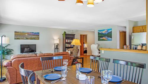 Happy Home - Cozy Retreat With Deck Near Downtown Carbondale - Photo 5