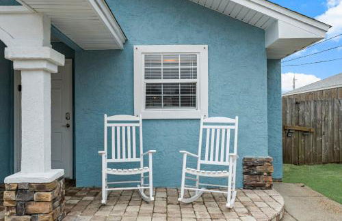 March Sale! Walk to Beach - Large Private Yard - Fire Pit - Dog Friendly - Foto 32