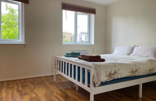 Self contained 1 bed flat next with free parking, adjacent to metro station also direct bus to O2 and Excel via Cable Car - Foto 2