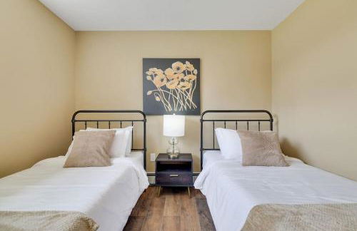 Luxe Lrg Pocono House for 18 Hot Tub/Gameroom/Pool - Foto 57