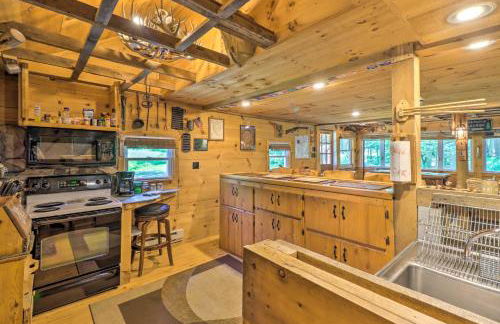 Secluded and Quiet Pocono Mountain Cabin with Hot Tub! - Foto 12