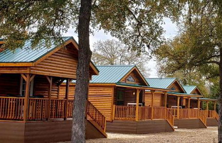 One Bedroom Log Cabin for Family and Pet Friendly Glamping in Pipe Creek, Texas - Foto 1