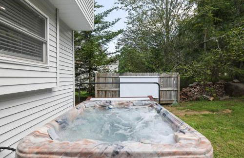 Cozy Poconos Retreat Hot tub, Game room and igloo - Foto 46