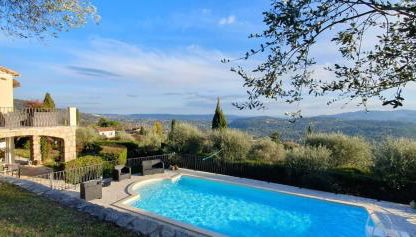 "La Colombe sous les Oliviers" Gîte jusqu'à 4 personnes - 75m2 - Sur Boooking - Rez de jardin Piscine Vue mer et lac - Foto 5, Garden view