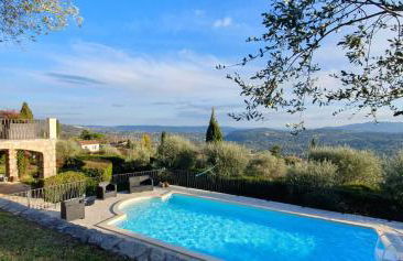 "La Colombe sous les Oliviers" Gîte jusqu'à 4 personnes - 75m2 - Sur Boooking - Rez de jardin Piscine Vue mer et lac - Foto 5