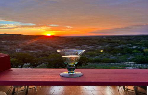 Entire 2br 2ba hilltop view home Sleeps 8 pets 4 acres Jacuzzi Central AC Kingbeds Office Free WiFi Parking Full Kitchen Refrigerator Washer Dryer Furnished Three 3 Large Sunset Dining Patios Grill Stovetop Oven Hiking Wildlife Firepit Quiet very Secluded - Foto 59