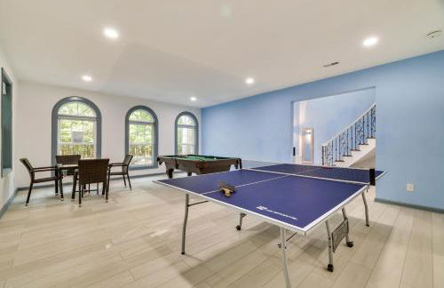 Game Room and Home Theater! Immaculate Poconos Lodge - Foto 14