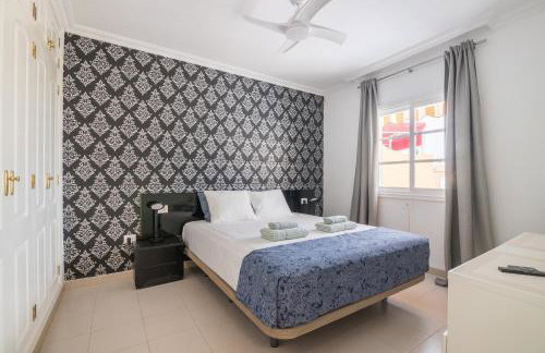 BEAUTIFUL VILLA - 4 bedrooms, heated pool, 2 priv car park places, fibre net, PS5, tv channels - Foto 41