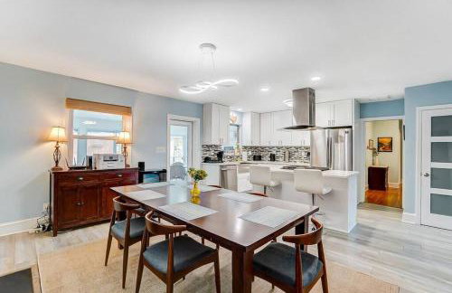 Poolside Bungalow with Fire Pit Fun and King Suite - Foto 8