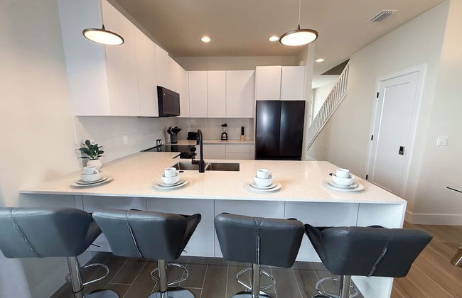 Modern 4BR Family Home With Private Pool - Photo 6