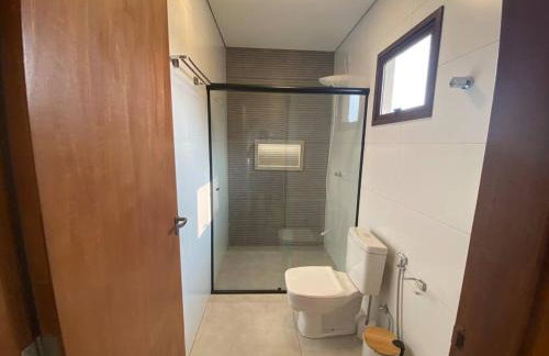 Bangalô com piscina e privacidade a 6 km do centro - Foto 36