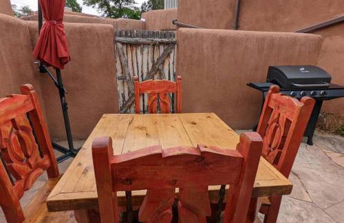 Enchanted Casita with Private Outdoor Hot Tub and Patio, Near Santa Fe Plaza, Sleeps 4 with free parking - Foto 46