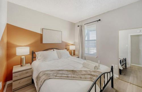 Modern City Getaway 2B - Sleeps 6 - Pool, Prkg - Foto 13